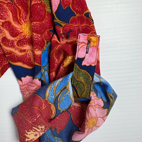 Emily Wonder Floral V-Neck MISSING Left Roll Tab Button SzM - Picture 10 of 12